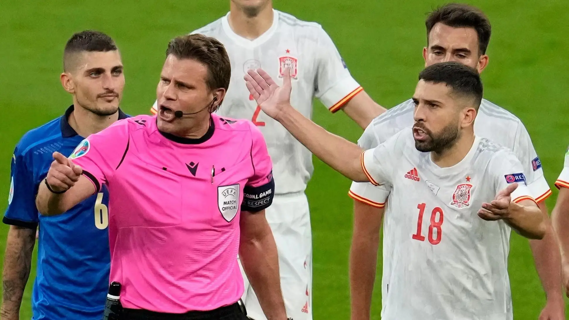 德甲裁判新规引发讨论 德甲裁判新规引发讨论