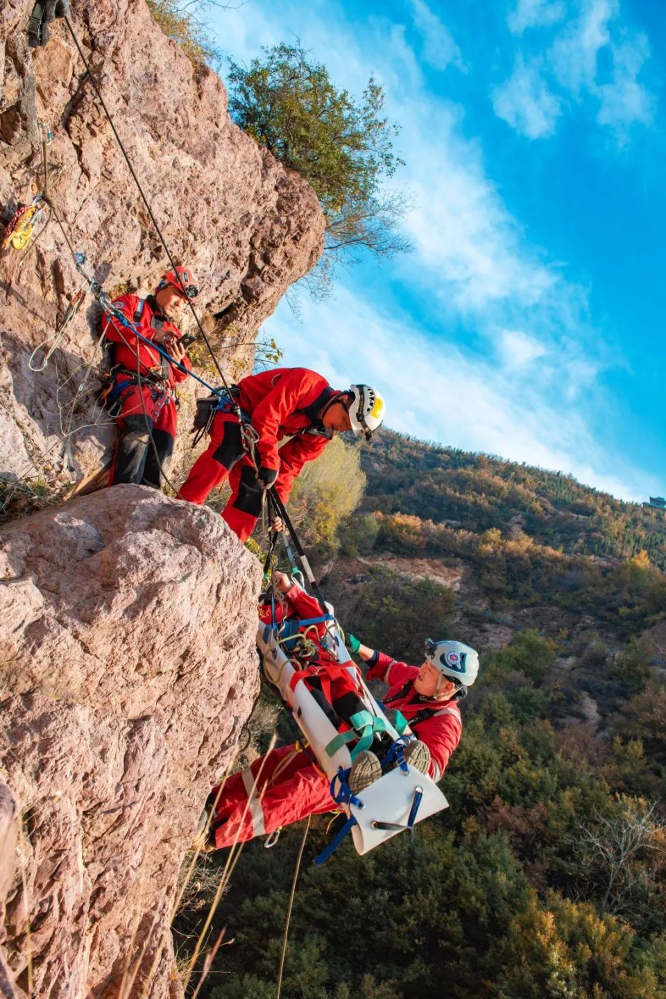 开云中国大陆-大型户外攀岩营，挑战极限突破自我的简单介绍
