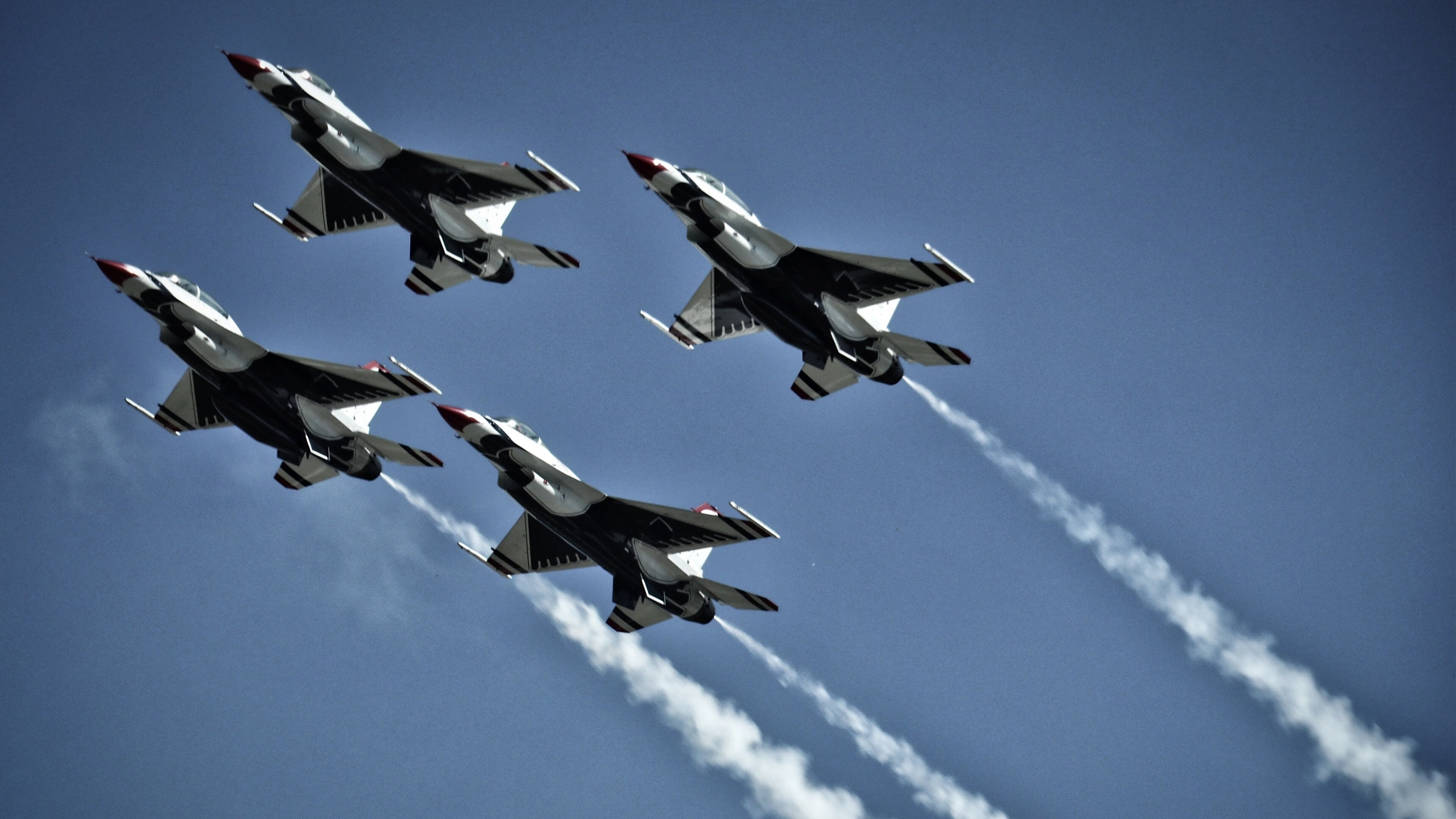 开云入口-_极光滑雪大赛：在彩色光辉中驰骋_，滑雪看极光