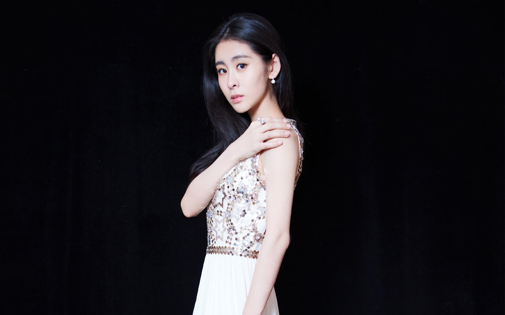 激烈较量!两队球员将在赛场上拼尽全力,两名进攻球员面对门将