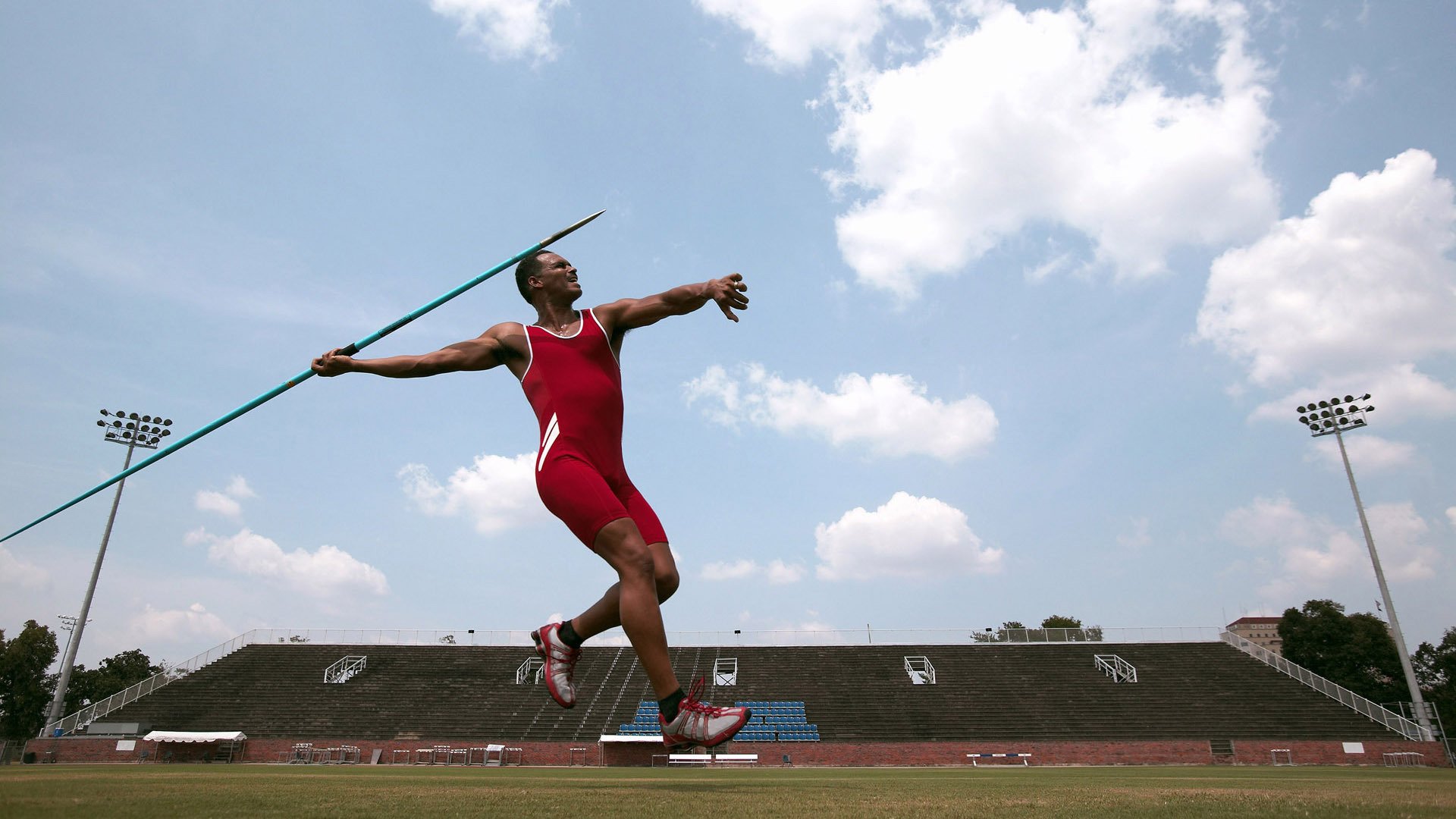 开云官方网页登录-“简阳文体中心：羽毛球赛场上的快速反应与精准击球”