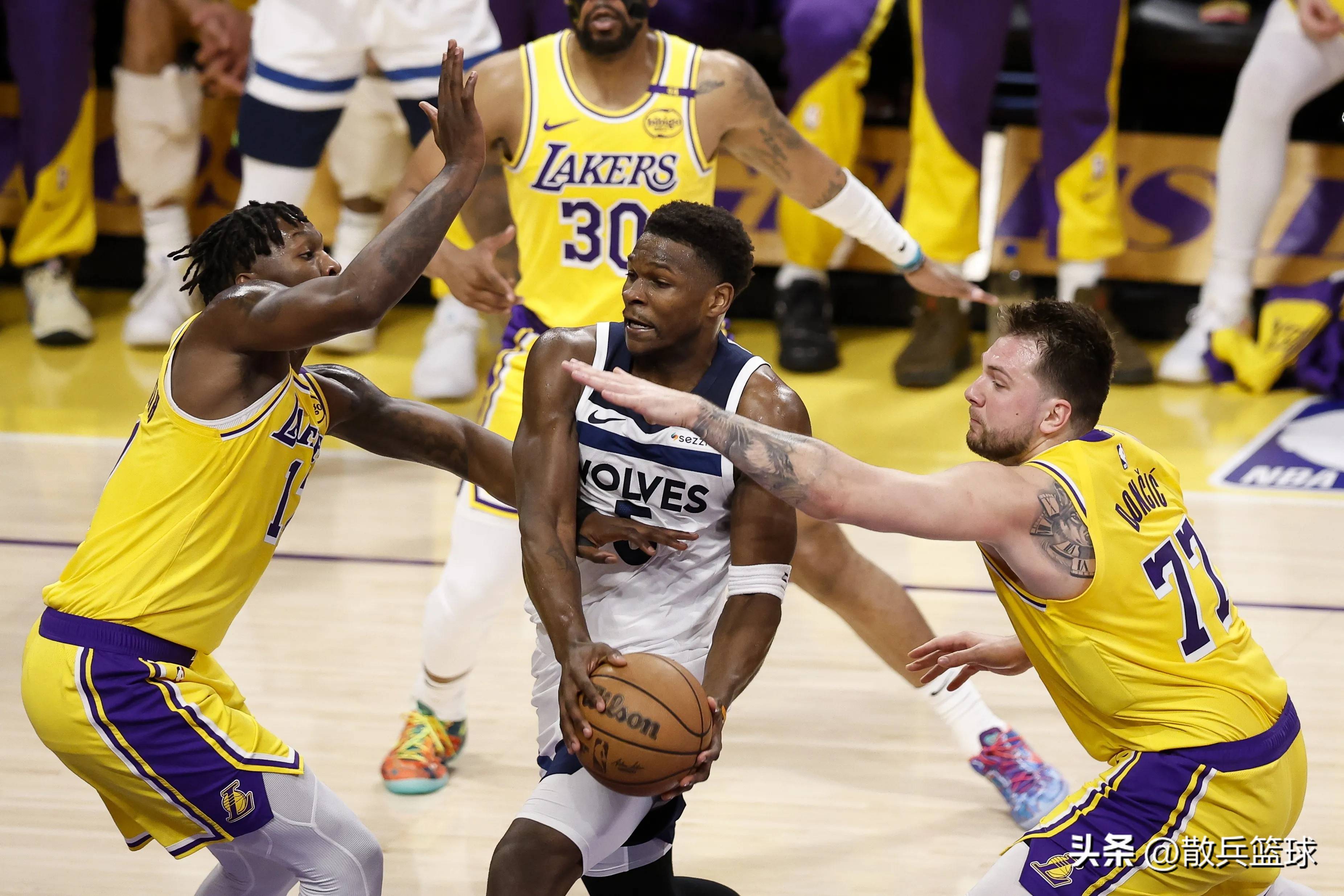 包含开云体育:湖人队交易截止日后的阵容分析：能否冲击总冠军，实现目标？的词条